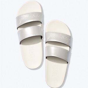 VS PINK Double Strap Slides white/
silver